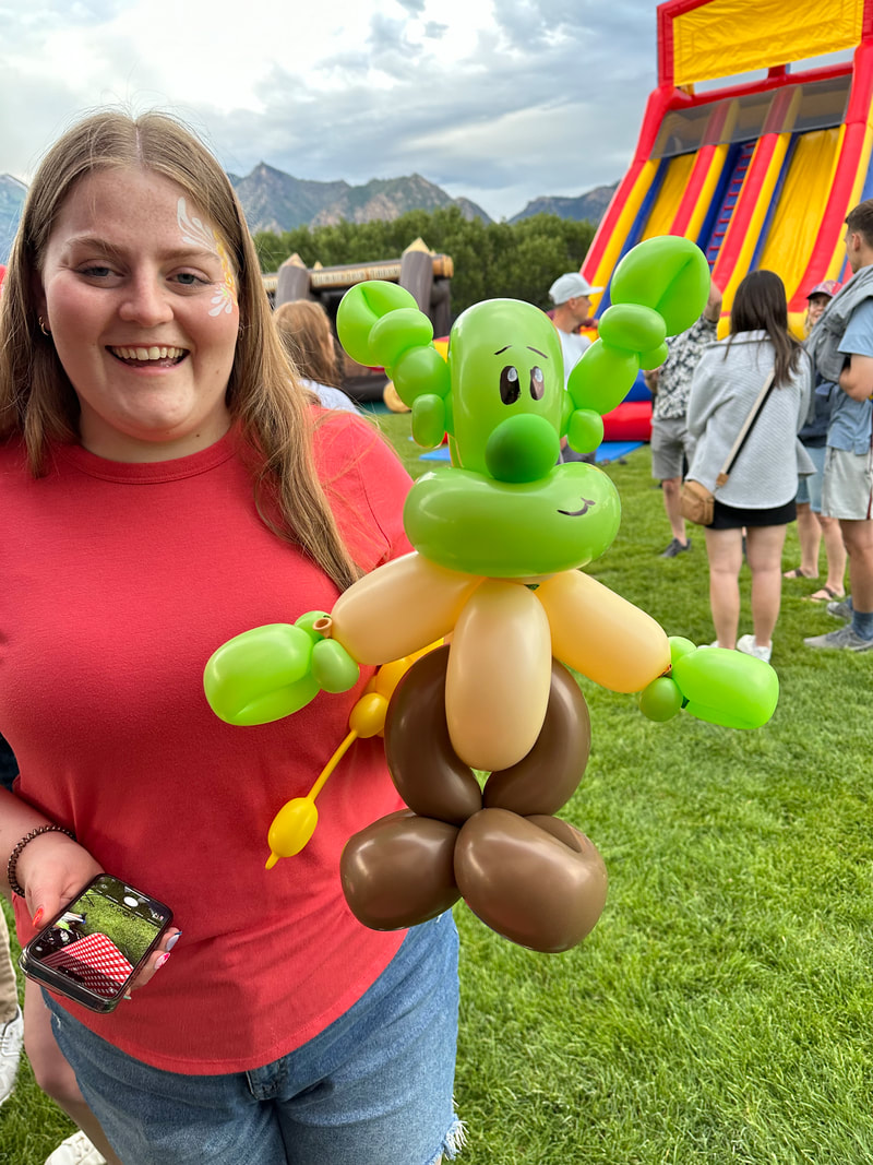 Close view of a custom balloon twisting design